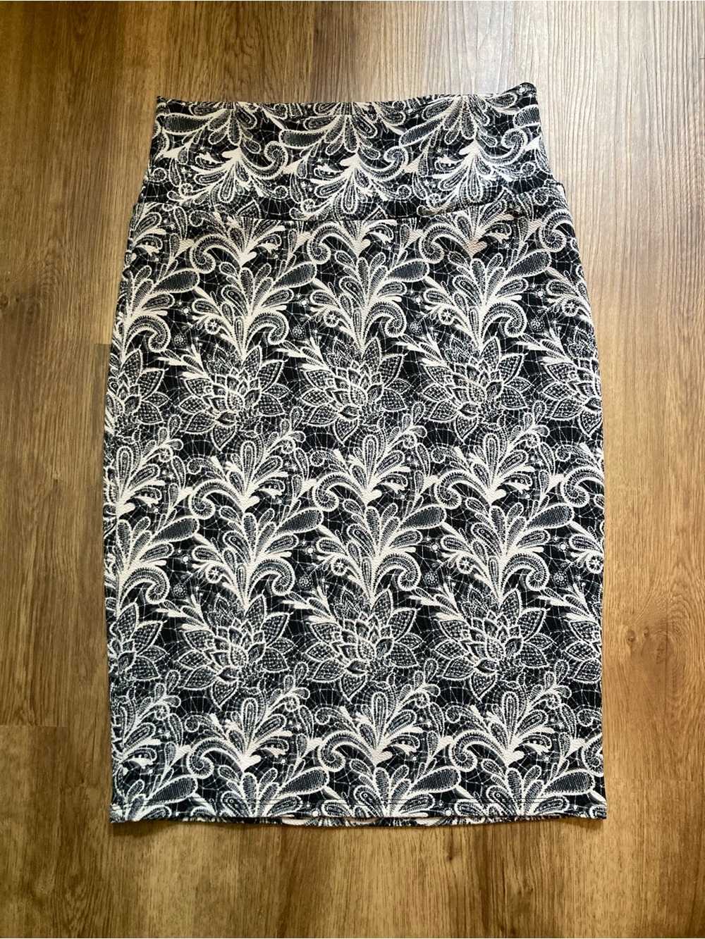 LuLaRoe Cassie Pencil Skirt in Black & Light Pink Small